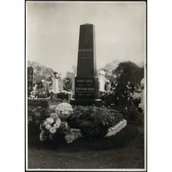   Nagyobb méret, Martin Vilmos, Hübner Antal, Zimmermann Sándor gyáros, szakv. huszárkapitány síremléke a Kerepesi úti temetőben, Horthy-korszak, 1933, 1930-es évek, Eredeti fotó, hátulján feliratozott papírkép.  