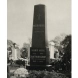 Nagyobb méret, Martin Vilmos, Hübner Antal, Zimmermann Sándor gyáros, szakv. huszárkapitány síremléke a Kerepesi úti temetőben, Horthy-korszak, 1933, 1930-es évek, Eredeti fotó, hátulján feliratozott papírkép.  