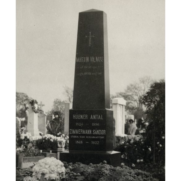 Nagyobb méret, Martin Vilmos, Hübner Antal, Zimmermann Sándor gyáros, szakv. huszárkapitány síremléke a Kerepesi úti temetőben, Horthy-korszak, 1933, 1930-es évek, Eredeti fotó, hátulján feliratozott papírkép.  