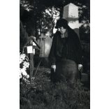 Nagyobb méret, Özv. Zimmermann Sándorné szül. Martin Auguszta férje, Zimmermann Sándor gyáros, szakv. huszárkapitány sírjánál, Budapest, Kerepesi úti temető, (Martin Vilmos, Hübner Antal), Horthy-korszak, 1932, 1930-es évek, Eredeti fotó, hátulján fe