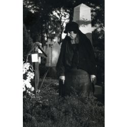   Nagyobb méret, Özv. Zimmermann Sándorné szül. Martin Auguszta férje, Zimmermann Sándor gyáros, szakv. huszárkapitány sírjánál, Budapest, Kerepesi úti temető, (Martin Vilmos, Hübner Antal), Horthy-korszak, 1932, 1930-es évek, Eredeti fotó, hátulján fe