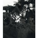 Nagyobb méret, Özv. Zimmermann Sándorné szül. Martin Auguszta férje, Zimmermann Sándor gyáros, szakv. huszárkapitány sírjánál, Budapest, Kerepesi úti temető, (Martin Vilmos, Hübner Antal), Horthy-korszak, 1932, 1930-es évek, Eredeti fotó, hátulján fe