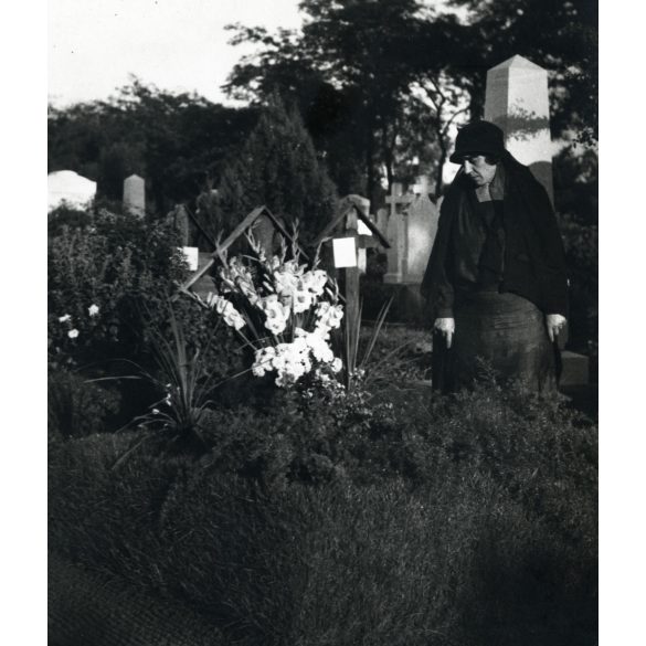 Nagyobb méret, Özv. Zimmermann Sándorné szül. Martin Auguszta férje, Zimmermann Sándor gyáros, szakv. huszárkapitány sírjánál, Budapest, Kerepesi úti temető, (Martin Vilmos, Hübner Antal), Horthy-korszak, 1932, 1930-es évek, Eredeti fotó, hátulján fe