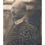 Elegáns bajuszos úr, Dr. Laczfy-Laczkovich Gyula miniszteri tanácsos BSZKRT igazolványa, szignózott, pecsételt portréja, lornyon, bajusz, 1920-as évek, Eredeti aláírt, kartonra ragasztott fotó, hátulján feliratozott igazolvány. 