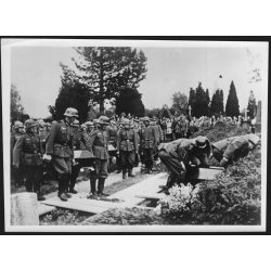   Nagyobb méret, „Katonai tiszteletadással temetnek el a nyugati fronton lelőtt angol repülőket”, egyenruha, 2. világháború, Horthy-korszak, 1940, 1940-es évek, Eredeti fotó, hátulján Nagy Ernő által szignózott, feliratozott papírkép, sajtófotó. 