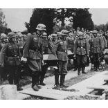 Nagyobb méret, „Katonai tiszteletadással temetnek el a nyugati fronton lelőtt angol repülőket”, egyenruha, 2. világháború, Horthy-korszak, 1940, 1940-es évek, Eredeti fotó, hátulján Nagy Ernő által szignózott, feliratozott papírkép, sajtófotó. 