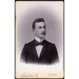 Kiss István műterme, Késmárk (Tátrafüred), Felvidék, elegáns fiatal férfi portréja, monarchia, 1890-es évek, Eredeti CDV, vizitkártya fotó.   