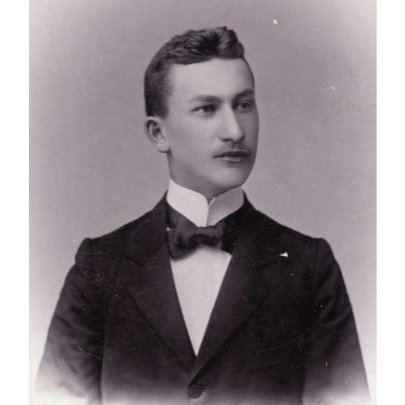 Kiss István műterme, Késmárk (Tátrafüred), Felvidék, elegáns fiatal férfi portréja, monarchia, 1890-es évek, Eredeti CDV, vizitkártya fotó.   