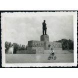 Kisfiú kerékpározik a Sztálin szobornál, Budapest, Városliget, Felvonulási tér, bicikli, jármű, közlekedés, kommunizmus, 1950-es évek, Eredeti fotó, hátulján feliratozott papírkép. 