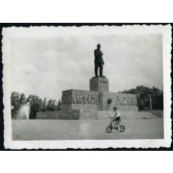   Kisfiú kerékpározik a Sztálin szobornál, Budapest, Városliget, Felvonulási tér, bicikli, jármű, közlekedés, kommunizmus, 1950-es évek, Eredeti fotó, hátulján feliratozott papírkép. 