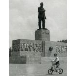 Kisfiú kerékpározik a Sztálin szobornál, Budapest, Városliget, Felvonulási tér, bicikli, jármű, közlekedés, kommunizmus, 1950-es évek, Eredeti fotó, hátulján feliratozott papírkép. 