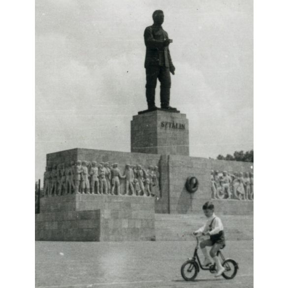 Kisfiú kerékpározik a Sztálin szobornál, Budapest, Városliget, Felvonulási tér, bicikli, jármű, közlekedés, kommunizmus, 1950-es évek, Eredeti fotó, hátulján feliratozott papírkép. 
