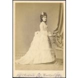 Borsos Jósef műterme, Pest, gyönyörű nő elegáns ruhában, virág, medál, különös haj, legyező, monarchia, 1860-as évek, Eredeti korai kabinetfotó, alja vágott.  