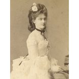 Borsos Jósef műterme, Pest, gyönyörű nő elegáns ruhában, virág, medál, különös haj, legyező, monarchia, 1860-as évek, Eredeti korai kabinetfotó, alja vágott.  