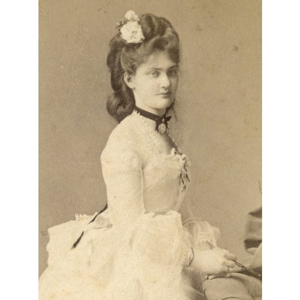 Borsos Jósef műterme, Pest, gyönyörű nő elegáns ruhában, virág, medál, különös haj, legyező, monarchia, 1860-as évek, Eredeti korai kabinetfotó, alja vágott.  