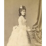 Borsos Jósef műterme, Pest, gyönyörű nő elegáns ruhában, virág, medál, különös haj, legyező, monarchia, 1860-as évek, Eredeti korai kabinetfotó, alja vágott.  