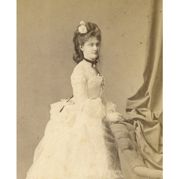 Borsos Jósef műterme, Pest, gyönyörű nő elegáns ruhában, virág, medál, különös haj, legyező, monarchia, 1860-as évek, Eredeti korai kabinetfotó, alja vágott.  