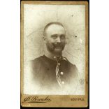 Perecki műterem, Belgrád, Szerbia, Zimmermann Sándor huszár, egyenruhában, katona, elegáns bajuszos úr portréja, K. u. K., monarchia, 1880-as évek, Eredeti CDV, kisebb méretű vizitkártya fotó, „mignon”.  