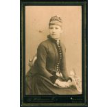 F. Wittmann Junior műterme, Komárom, elegáns fiatal nő portréja, monarchia, 1890-es évek, Eredeti CDV, vizitkártya fotó.   