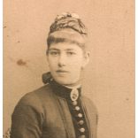 F. Wittmann Junior műterme, Komárom, elegáns fiatal nő portréja, monarchia, 1890-es évek, Eredeti CDV, vizitkártya fotó.   