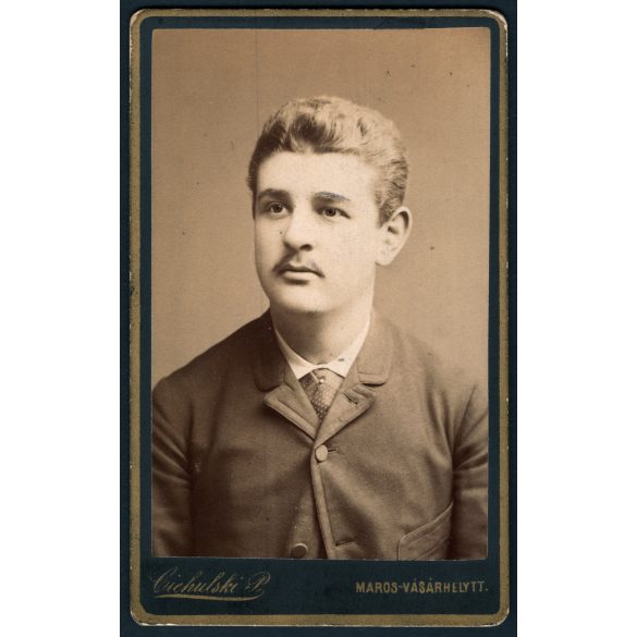 Ciehulski Péter műterme, Marosvásárhely, Erdély, elegáns fiatal férfi portréja, monarchia, 1880-as évek, Eredeti CDV, vizitkártya fotó. 