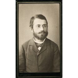   Dévald műterem, Keszthely, elegáns szakállas férfi portréja, cvikker, szemüveg, monarchia, 1880-as évek, Eredeti CDV, hátulján szignózott, aláírt vizitkártya fotó. 