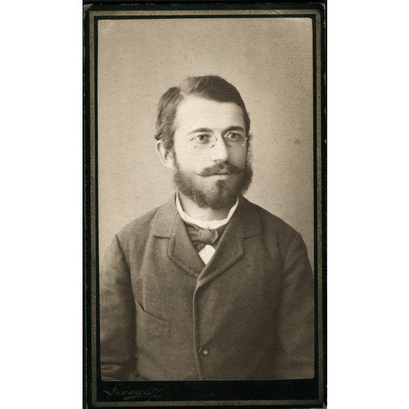 Dévald műterem, Keszthely, elegáns szakállas férfi portréja, cvikker, szemüveg, monarchia, 1880-as évek, Eredeti CDV, hátulján szignózott, aláírt vizitkártya fotó. 