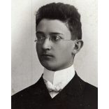 Halmy József Béla festész és fényképész műterme, Losonc (Salgótarján), Felvidék, elegáns fiatal férfi portréja, szemüveg, monarchia, 1880-as évek, Eredeti CDV, vizitkártya fotó.   