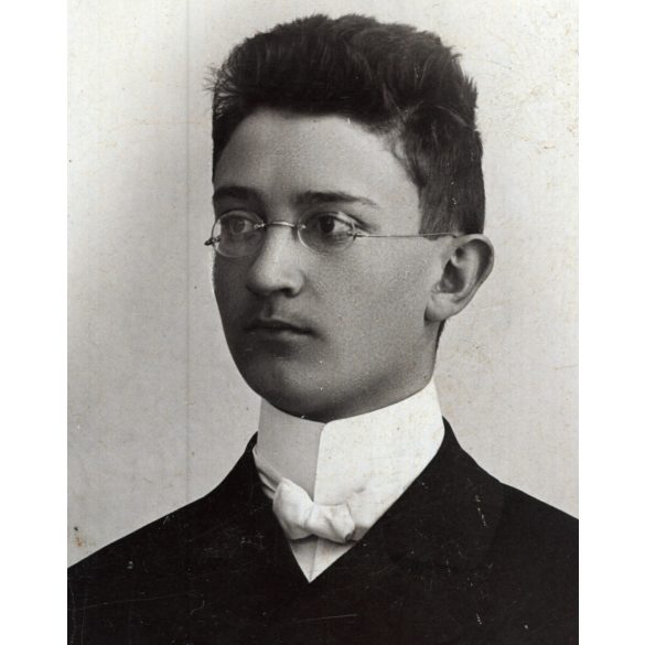 Halmy József Béla festész és fényképész műterme, Losonc (Salgótarján), Felvidék, elegáns fiatal férfi portréja, szemüveg, monarchia, 1880-as évek, Eredeti CDV, vizitkártya fotó.   