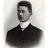 Halmy József Béla festész és fényképész műterme, Losonc (Salgótarján), Felvidék, elegáns fiatal férfi portréja, szemüveg, monarchia, 1880-as évek, Eredeti CDV, vizitkártya fotó.   