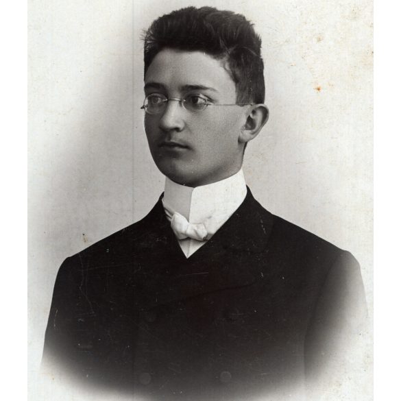 Halmy József Béla festész és fényképész műterme, Losonc (Salgótarján), Felvidék, elegáns fiatal férfi portréja, szemüveg, monarchia, 1880-as évek, Eredeti CDV, vizitkártya fotó.   