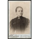 Csillagi Lajos műterme, Újpest,  elegáns fiatal nő portréja, 1900-as évek, Eredeti CDV, vizitkártya fotó, hátulján a műterem elmosódott rajza.   