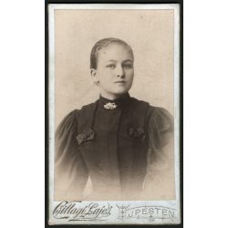   Csillagi Lajos műterme, Újpest,  elegáns fiatal nő portréja, 1900-as évek, Eredeti CDV, vizitkártya fotó, hátulján a műterem elmosódott rajza.   