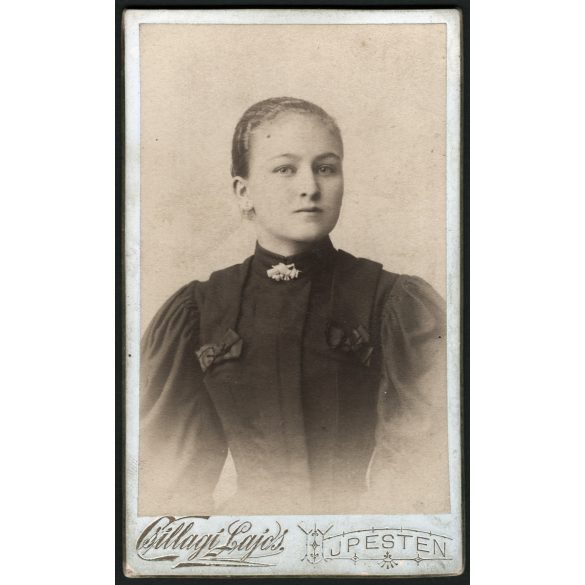 Csillagi Lajos műterme, Újpest,  elegáns fiatal nő portréja, 1900-as évek, Eredeti CDV, vizitkártya fotó, hátulján a műterem elmosódott rajza.   