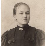 Csillagi Lajos műterme, Újpest,  elegáns fiatal nő portréja, 1900-as évek, Eredeti CDV, vizitkártya fotó, hátulján a műterem elmosódott rajza.   