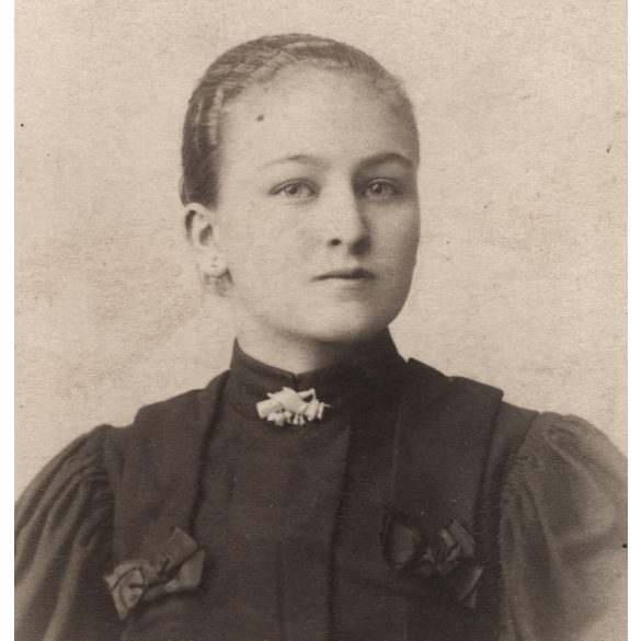 Csillagi Lajos műterme, Újpest,  elegáns fiatal nő portréja, 1900-as évek, Eredeti CDV, vizitkártya fotó, hátulján a műterem elmosódott rajza.   