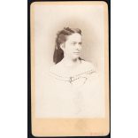 Borsos Josef műterme, Pest, elegáns nő portréja, nyaklánc, modern ruha, monarchia, 1860-as évek, Eredeti CDV, vizitkártya fotó.  