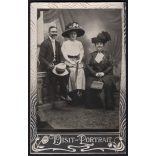 Ismeretlen alkalmi (vásári?) műterem, elegáns nők és bajuszos férfi, kalap, ernyő, retikül, monarchia, 1900-as évek, Eredeti CDV, vizitkártya fotó díszes szecessziós dombornyomott karton.  