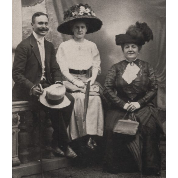 Ismeretlen alkalmi (vásári?) műterem, elegáns nők és bajuszos férfi, kalap, ernyő, retikül, monarchia, 1900-as évek, Eredeti CDV, vizitkártya fotó díszes szecessziós dombornyomott karton.  