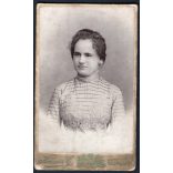 Kozma Gyula műterme, Újpest, elegáns nő gyönyörű ruhában, monarchia, 1903, 1900-as évek, Eredeti CDV, vizitkártya fotó.   