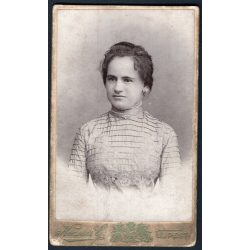   Kozma Gyula műterme, Újpest, elegáns nő gyönyörű ruhában, monarchia, 1903, 1900-as évek, Eredeti CDV, vizitkártya fotó.   