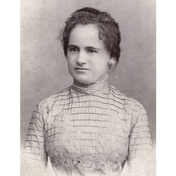 Kozma Gyula műterme, Újpest, elegáns nő gyönyörű ruhában, monarchia, 1903, 1900-as évek, Eredeti CDV, vizitkártya fotó.   