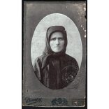 Dunky fivérek műterme, Kolozsvár, Erdély, kendős asszony, Radics András nyugdíjas kapus neje, igazolvány vasúti mélynyomó bélyegzővel, monarchia, 1890-es évek, Eredeti CDV, hátulján feliratozott vizitkártya fotó, széle vágott.