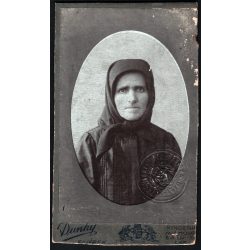   Dunky fivérek műterme, Kolozsvár, Erdély, kendős asszony, Radics András nyugdíjas kapus neje, igazolvány vasúti mélynyomó bélyegzővel, monarchia, 1890-es évek, Eredeti CDV, hátulján feliratozott vizitkártya fotó, széle vágott.