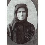 Dunky fivérek műterme, Kolozsvár, Erdély, kendős asszony, Radics András nyugdíjas kapus neje, igazolvány vasúti mélynyomó bélyegzővel, monarchia, 1890-es évek, Eredeti CDV, hátulján feliratozott vizitkártya fotó, széle vágott.