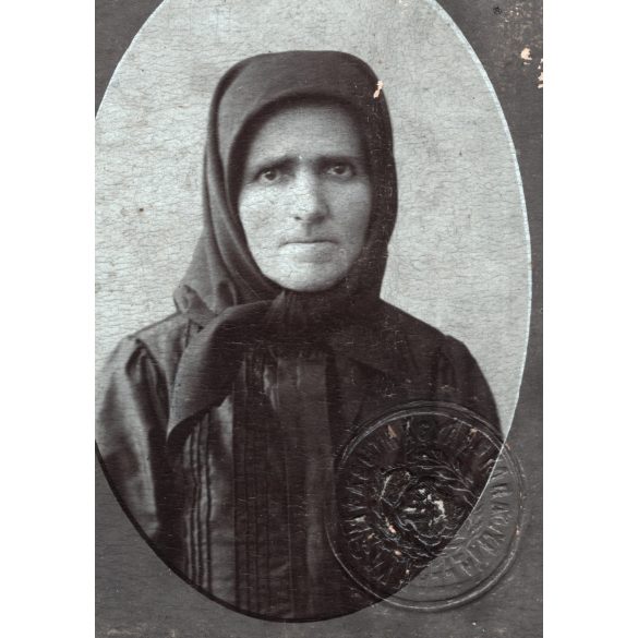 Dunky fivérek műterme, Kolozsvár, Erdély, kendős asszony, Radics András nyugdíjas kapus neje, igazolvány vasúti mélynyomó bélyegzővel, monarchia, 1890-es évek, Eredeti CDV, hátulján feliratozott vizitkártya fotó, széle vágott.