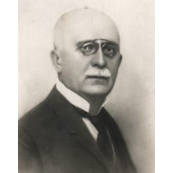   Nagyobb méret, Keresztény Béla műterme, Budapest, Zimmermann Sándor portréja, bajusz, lornyon, elegáns férfi, Horthy-korszak, 1920-as évek, Eredeti fotó, hátulján pecséttel jelzett kartonra kasírozott papírkép.  