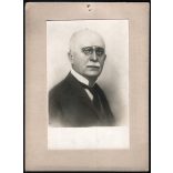 Nagyobb méret, Keresztény Béla műterme, Budapest, Zimmermann Sándor portréja, bajusz, lornyon, elegáns férfi, Horthy-korszak, 1920-as évek, Eredeti fotó, hátulján pecséttel jelzett kartonra kasírozott papírkép.  