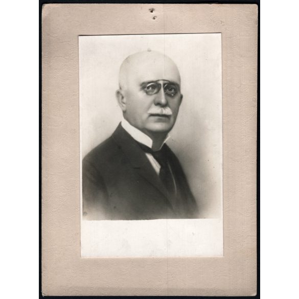 Nagyobb méret, Keresztény Béla műterme, Budapest, Zimmermann Sándor portréja, bajusz, lornyon, elegáns férfi, Horthy-korszak, 1920-as évek, Eredeti fotó, hátulján pecséttel jelzett kartonra kasírozott papírkép.  