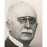 Nagyobb méret, Keresztény Béla műterme, Budapest, Zimmermann Sándor portréja, bajusz, lornyon, elegáns férfi, Horthy-korszak, 1920-as évek, Eredeti fotó, hátulján pecséttel jelzett kartonra kasírozott papírkép.  